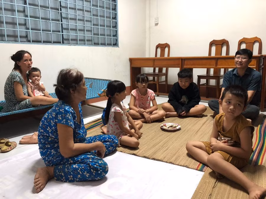 Chính quyền địa phương di dời các hộ dân đến nơi ở an toàn.