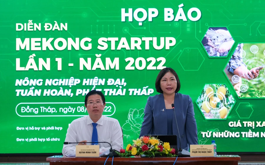 Đại diện Ban Nghiên cứu Phát triển Kinh tế tư nhân và UBND tỉnh Đồng Tháp chủ trì họp báo.