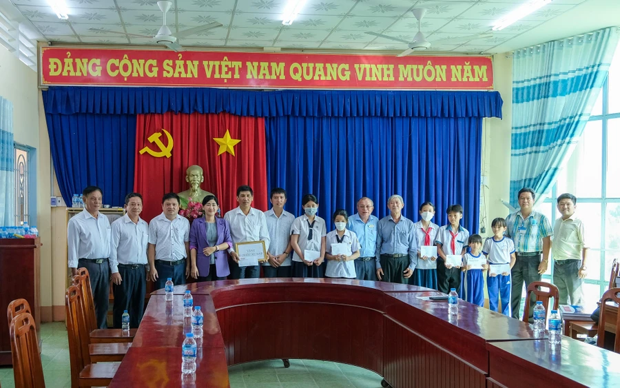 Đại diện Báo GD&TĐ, Sở GD&ĐT cùng Trường ĐH Sư phạm Kỹ thuật Vĩnh Long trao học bổng cho học sinh.