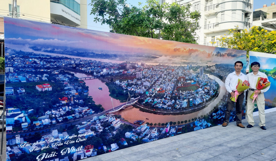 Tác phẩm &quot;Long Xuyên ngày mới” đoạt giải Nhất tại cuộc thi.