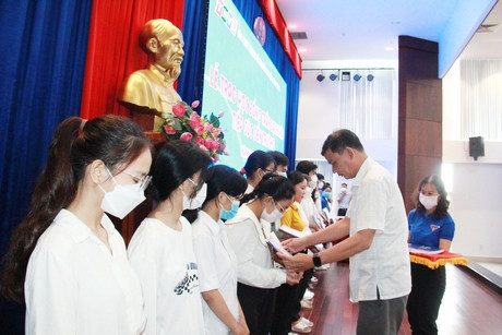 Ông Huỳnh Tấn Phát, Phó giám đốc đài Phát thanh THVL tặng học bổng Trần Đại Nghĩa.