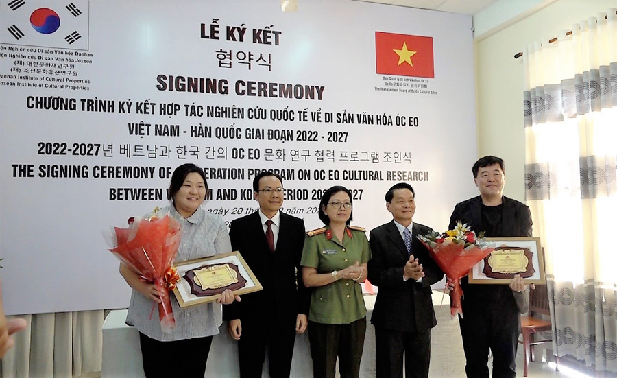 Trao Bằng khen của UBND tỉnh An Giang cho các tập thể và cá nhân đã có thành tích trong Chương trình hợp tác nghiên cứu, bảo tồn giá trị di sản văn hóa Óc Eo.