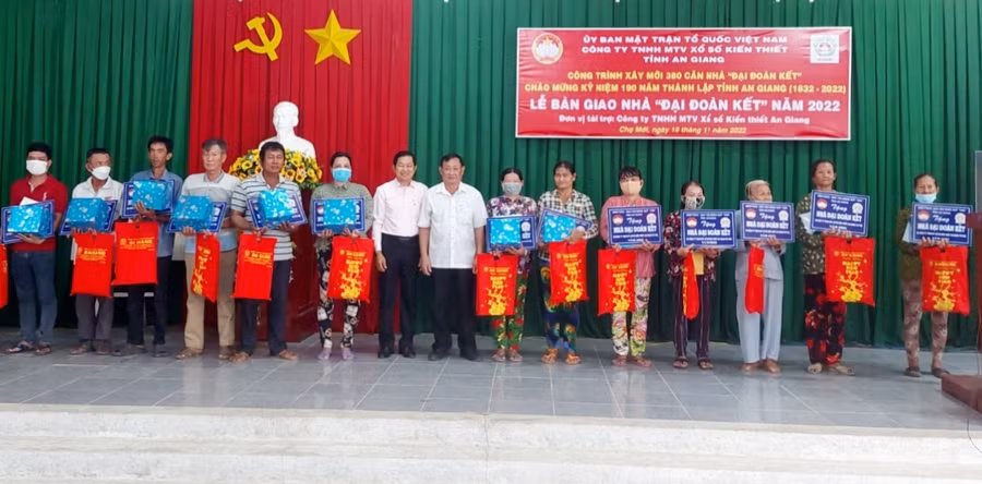 An Giang trao 374 căn nhà đại đoàn kết cho hộ nghèo dịp Tết Quý Mão.