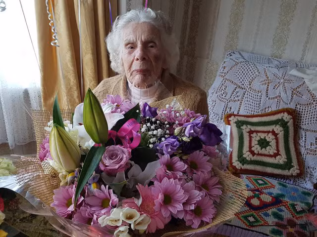 Cụ bà 100 tuổi gãy cổ vì chống cự cướp trên đường đến nhà thờ