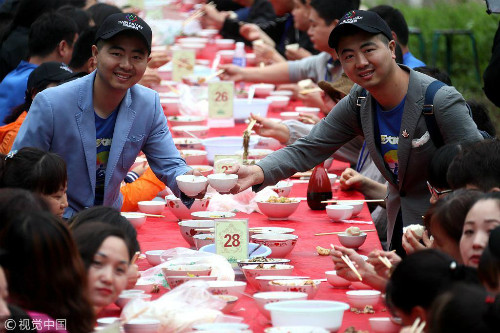 Do chính sách một con kéo dài suốt 30 năm, người Trung Quốc bị hạn chế đẻ. Những gia đình may mắn sinh đôi khiến những người khác ghen tỵ. Do chính sách một con kéo dài suốt 30 năm, người Trung Quốc bị hạn chế đẻ. Những gia đình may mắn sinh đôi được khiến những người khác ghen tỵ.