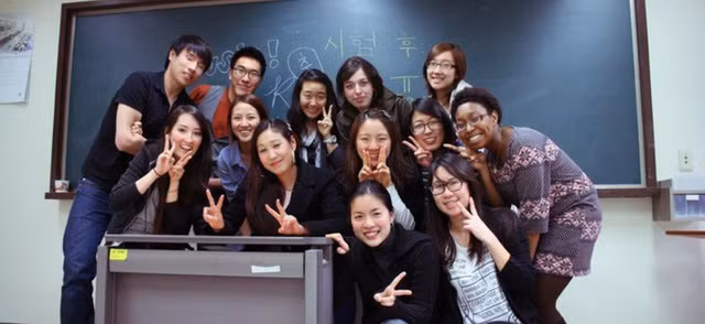 Gia đình Việt vung tiền đầu tư cho con du học