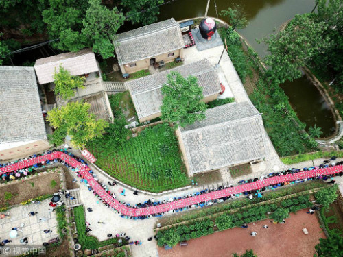 Chiều tối 26/5, tại thành phố Sơn Môn Hiệp (Hà Nam), hơn 100 cặp sinh đôi từ khắp nơi ở Trung Quốc hội tụ về tham gia lễ hội "Sinh đôi". Chiều tối ngày 26/5, tại thành phố Sơn Môn Hiệp (Hà Nam), hơn 100 cặpsinh đôi từ khắp nơi ở Trung Quốc hội tụ về tham gia lễ hội Sinh đôi.