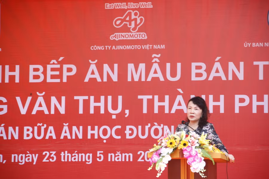 Tiến sĩ Nguyễn Thị Nghĩa - Thứ trưởng Bộ GDĐT phát biểu tại Lễ khánh thành Bếp ăn Mẫu bán trú