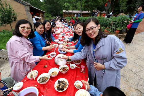 Theo tờXuehua, bữa tiệc độc đáo này đã quy tụ đông đảo các cặp sinh đôi mọi lứa tuổi ở Trung Quốc. Theo tờXuehua,bữa tiệc độc đáo này đã quy tụ đông đảo các cặp sinh đôi mọi lứa tuổi ở Trung Quốc.