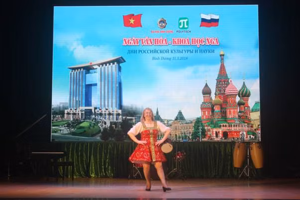 Giảng viên trường SpbPU thể hiện điệu múa Nga truyền thống