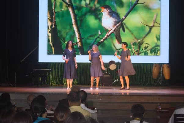 Các giảng viên trường SpbPU đang thể hiện ca khúc Nga