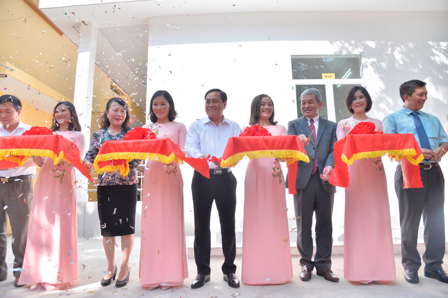 Thứ trưởng Nguyễn Thị Nghĩa, Tổng giám đốc Ajinomoto Việt Nam Keiji Kaneko và các đại biểu cắt băng khánh thành Bếp ăn mẫu