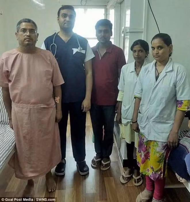 Đau bụng nhập viện, người đàn ông khiến bác sĩ kinh hãi khi thấy thứ trong cơ thể - 1