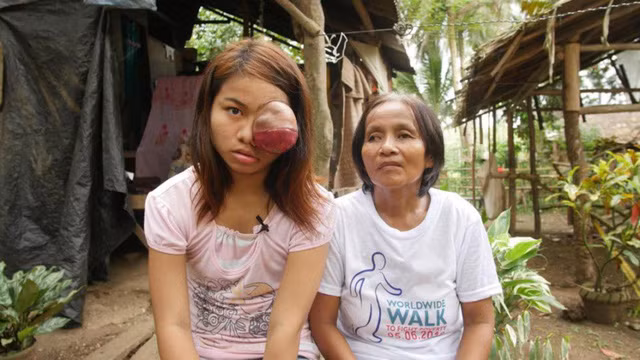 Sau khi cha qua đời, Sophia không có tiền chữa trị