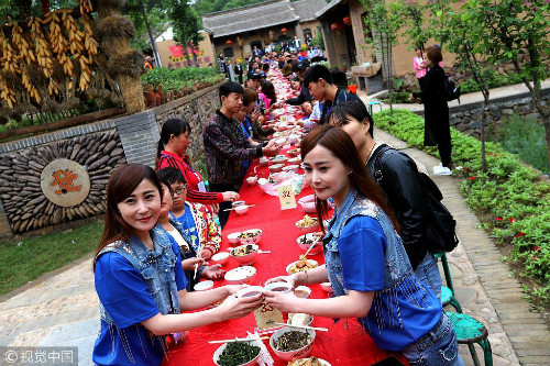 Các cặp sinh đôi được bố trí ngồi đối diện nhau, mặc quần áo giống nhau, cảm tưởng như họ đang nhìn vào tấm gương. Các cặp sinh đôi được bố trí ngồi đối diện nhau, mặc quần áo giống nhau, cảm tưởng như họ đang nhìn vào tấm gương.