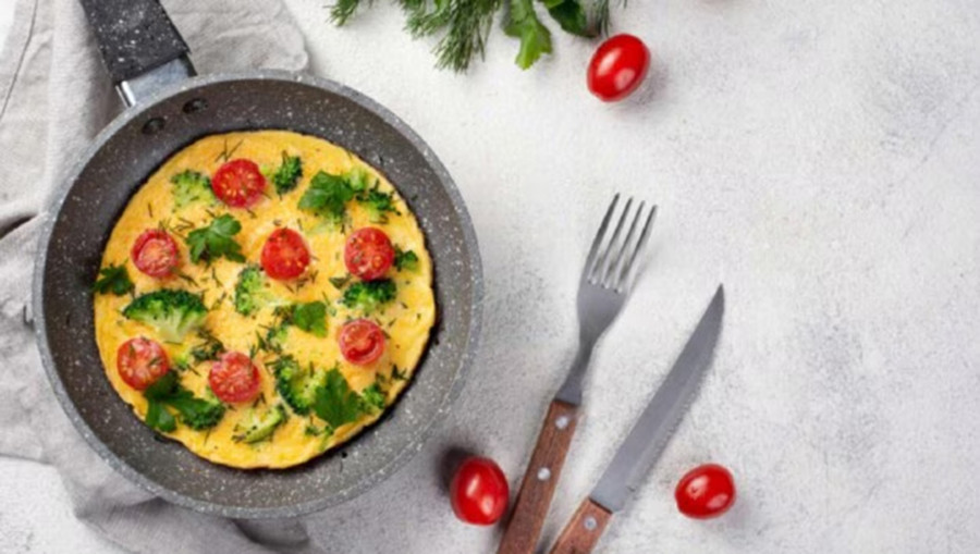 Nấu trứng cho đến khi cả lòng đỏ và lòng trắng đều cứng lại sẽ đảm bảo loại bỏ mọi khả năng nhiễm virus cúm gia cầm. (Ảnh: ITN)