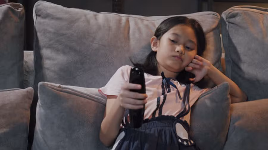 Cha mẹ cũng nên làm gương cho con. (Ảnh: ITN).