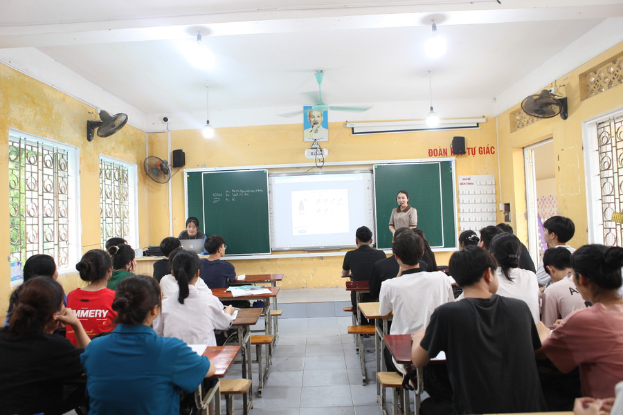 Một tiết học của thầy và trò Trường THPT Đức Hợp. Một tiết học của thầy và trò Trường THPT Đức Hợp.