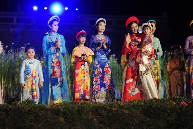 Con gái Hồng Quế tự tin xuất hiện bên Ngọc Hân mà không có mẹ - Ảnh 1.