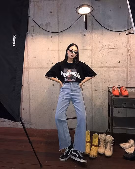 Gợi ý phối đồ mùa hè với quần jeans ống suông năng động ảnh 3