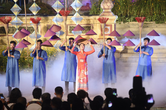 Con gái Hồng Quế tự tin xuất hiện bên Ngọc Hân mà không có mẹ - Ảnh 8.