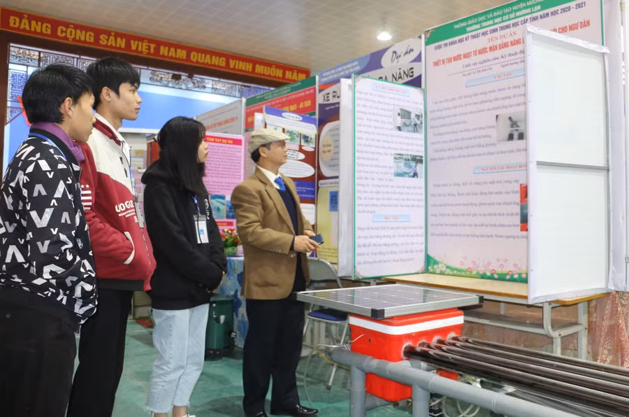 Các đại biểu thăm quan mô hình dự án của học sinh