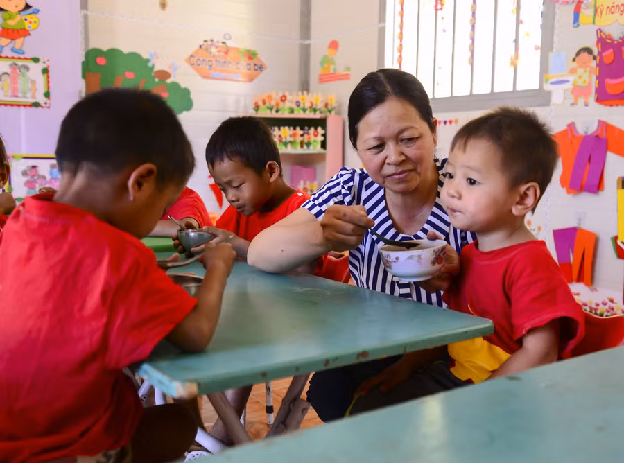 Giáo viên ân cần chăm sóc học sinh vùng khó