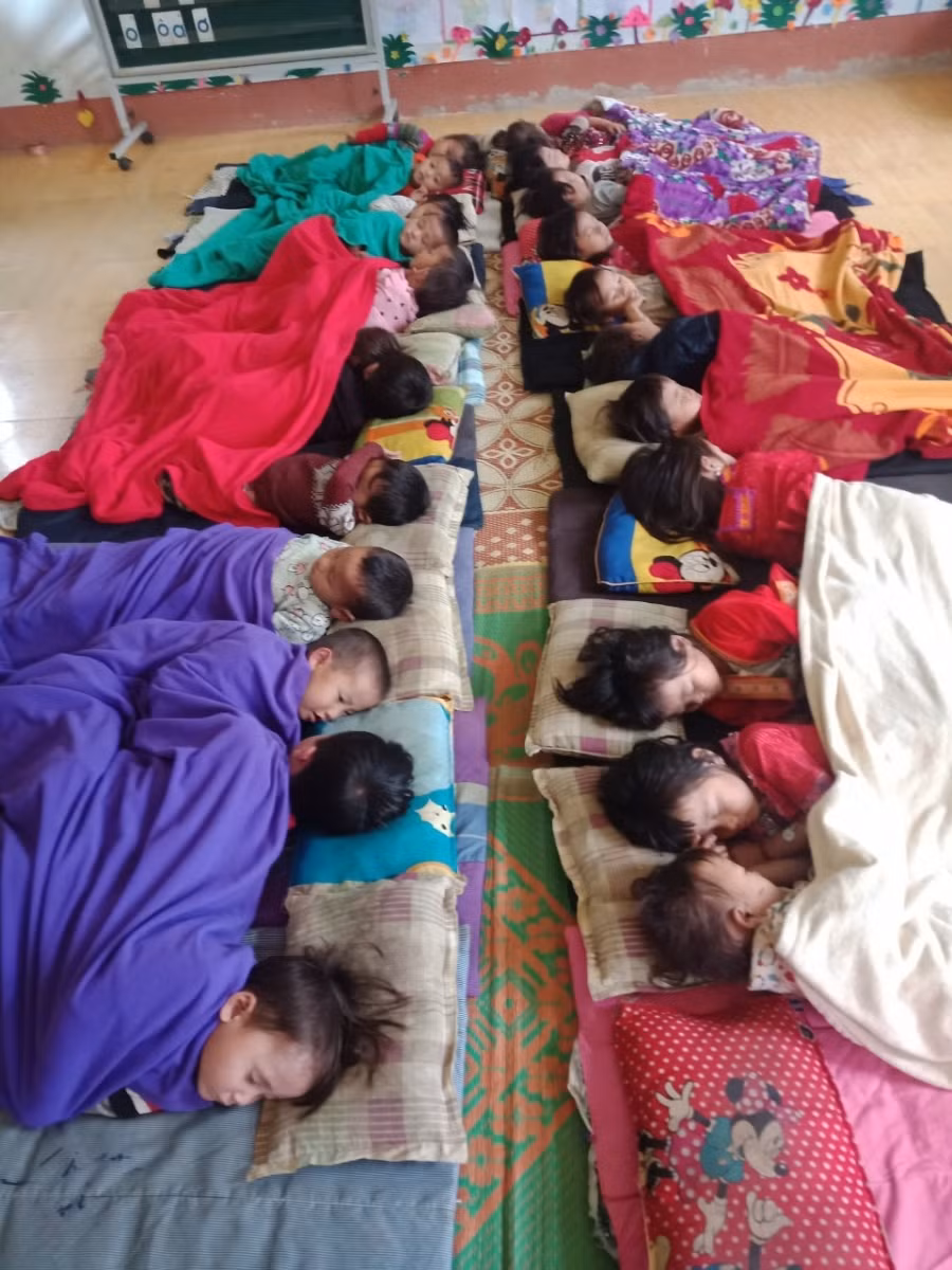 Các trường vùng cao khắc phục khó khăn về cơ sở vật chất, kêu gọi xã hội hóa đảm bảo đủ ấm cho học sinh mầm non chống rét