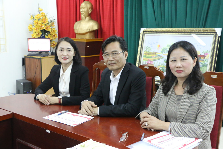 Cô Nguyễn Thị Minh Xuân (bìa phải) và thầy Đặng Văn Ngoan - Hiệu trưởng THCS Sơn Công; cô Dương Thị Thu Trang - Phó Hiệu trưởng THCS Hòa Nam kí cam kết. Cô Nguyễn Thị Minh Xuân (bìa phải) và thầy Đặng Văn Ngoan - Hiệu trưởng THCS Sơn Công; cô Dương Thị Thu Trang - Phó Hiệu trưởng THCS Hòa Nam kí cam kết.