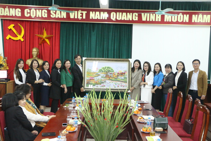 Đại diện các nhà trường THCS Sơn Công, THCS Hòa Nam (huyện Ứng Hòa) tặng quà lưu niệm Trường THCS Thịnh Liệt, quận Hoàng Mai. Đại diện các nhà trường THCS Sơn Công, THCS Hòa Nam (huyện Ứng Hòa) tặng quà lưu niệm Trường THCS Thịnh Liệt, quận Hoàng Mai.