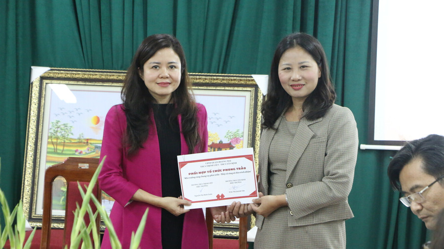 Cô Trần Thị Quỳnh Vân - Hiệu trưởng Trường THCS Tân Định (trái) và cô Nguyễn Thị Minh Xuân - Hiệu trưởng Trường THCS Thịnh Liệt. Cô Trần Thị Quỳnh Vân - Hiệu trưởng Trường THCS Tân Định (trái) và cô Nguyễn Thị Minh Xuân - Hiệu trưởng Trường THCS Thịnh Liệt.
