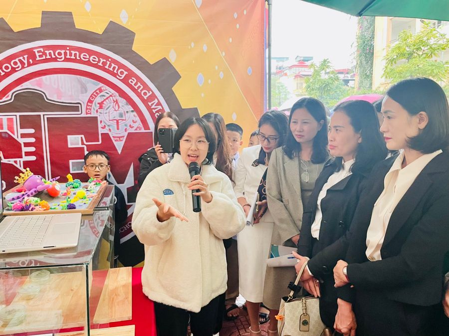 Học sinh Trường THCS Thịnh Liệt (Hoàng Mai, Hà Nội) trình bày về sản phẩm STEM của mình tới các thầy cô giáo. 