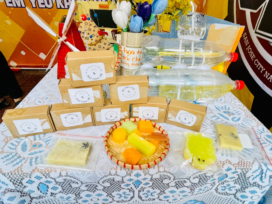 Sản phẩm "Xà phòng handmade" của học sinh Trường THCS Thịnh Liệt. Sản phẩm "Xà phòng handmade" của học sinh Trường THCS Thịnh Liệt.