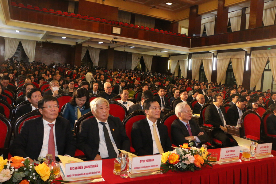 Nhiều thế hệ lãnh đạo, nguyên lãnh đạo của Viện Hàn lâm Khoa học Xã hội Việt Nam và đông đảo khách mời đến dự buổi lễ.