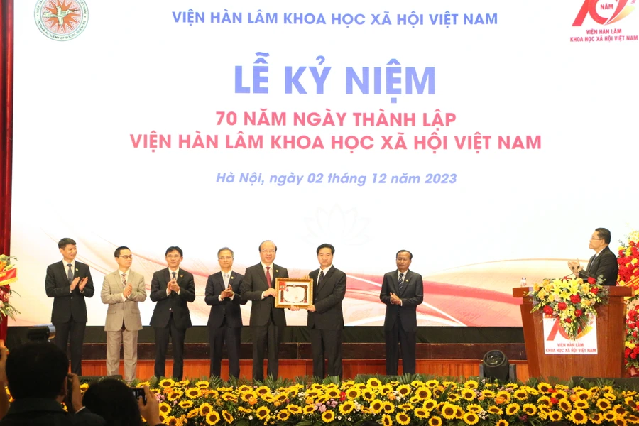 Nhân dịp kỷ niệm 70 năm ngày thành lập, Viện Hàn lâm Khoa học Xã hội Việt Nam được đón nhận Huân chương Hữu nghị của Nhà nước Cộng hòa Dân chủ Nhân dân Lào trao tặng. 