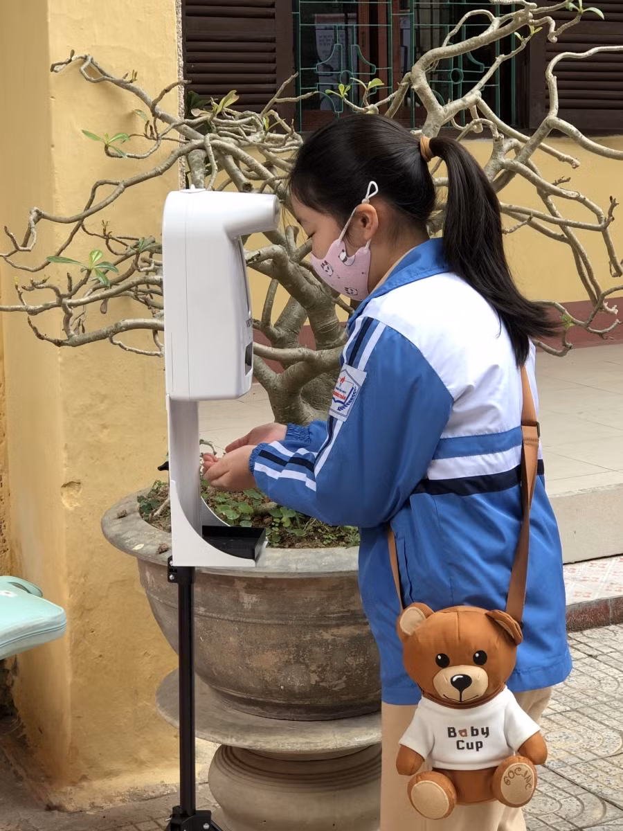 Những em có thân nhiệt bình thường mới đủ điều kiện học trực tiếp tại trường. Nhà trường cũng thường xuyên tuyên truyền tới phụ huynh về việc giám sát sức khỏe của con tại nhà.