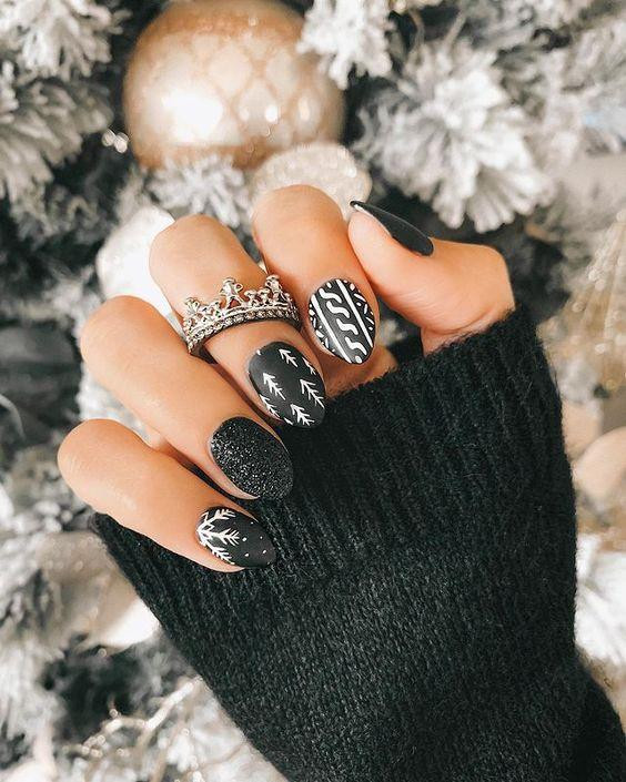 Bộ nail ngắn với màu đen cá tính. Bộ nail ngắn với màu đen cá tính.