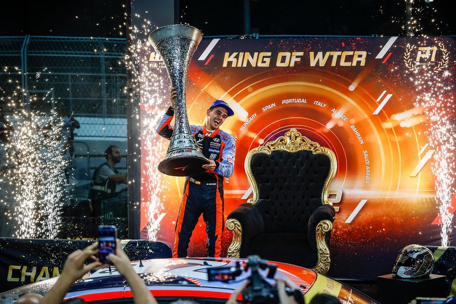Tay đua Mikel Azcona nâng cao chiếc cup vô địch cùng chiếc xe đua Elantra N TCR Tay đua Mikel Azcona nâng cao chiếc cup vô địch cùng chiếc xe đua Elantra N TCR