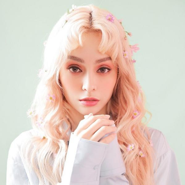 Ca sĩ MLee. Ca sĩ MLee.