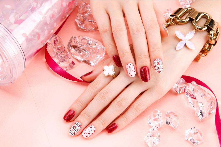 Sắc đỏ tạo nên sức quyến rũ thu hút mọi ánh nhìn. Sắc đỏ tạo nên sức quyến rũ thu hút mọi ánh nhìn.