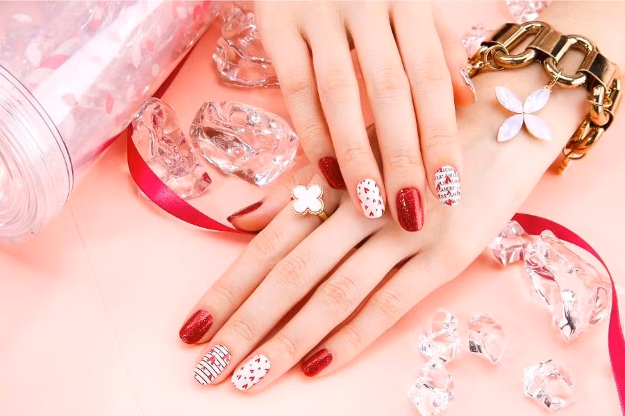 Sắc đỏ tạo nên sức quyến rũ thu hút mọi ánh nhìn.