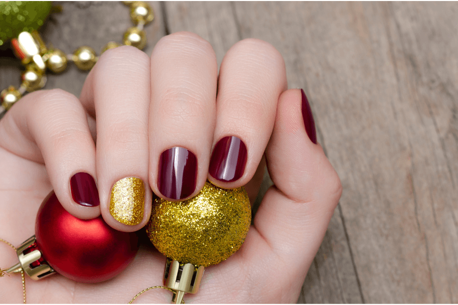 Nail Noel pha trộn của màu vàng đính thêm kim tuyến lấp lánh. Nail Noel pha trộn của màu vàng đính thêm kim tuyến lấp lánh.