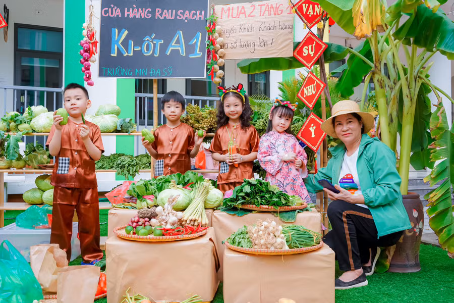 Vẻ đáng yêu, ngộ nghĩnh của trẻ tại Hội chợ Tết 2024 Trường Mầm non Đa Sỹ.