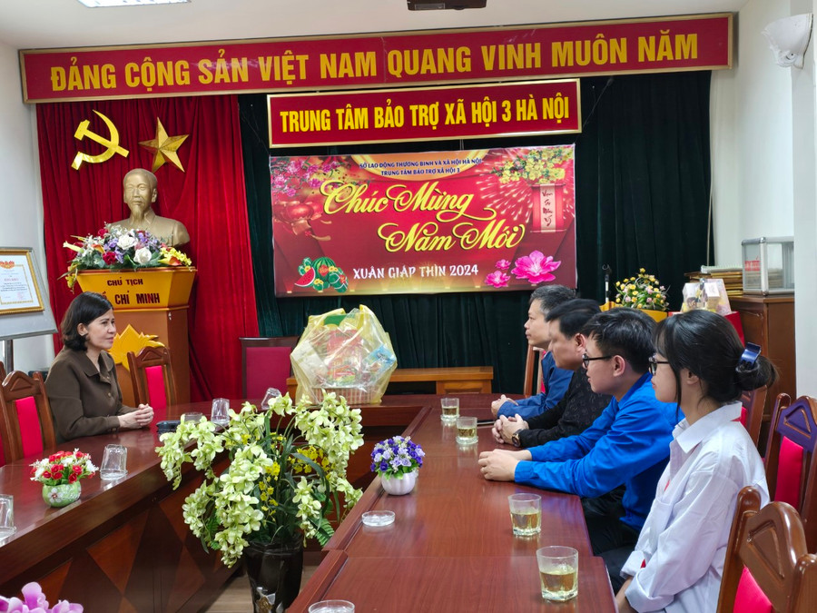 Đoàn công tác của Trường THPT Hoài Đức C do thầy Nguyễn Bá Minh - Phó Hiệu trưởng dẫn đầu tới thăm, tặng quà, chúc Tết tại Trung tâm Bảo trợ xã hội số 3 TP Hà Nội. Đoàn công tác của Trường THPT Hoài Đức C do thầy Nguyễn Bá Minh - Phó Hiệu trưởng dẫn đầu tới thăm, tặng quà, chúc Tết tại Trung tâm Bảo trợ xã hội số 3 TP Hà Nội.