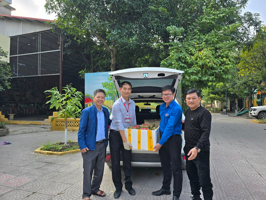 Nhà trường vận chuyển 86 bánh chưng tới Trung tâm Bảo trợ xã hội số 3 TP Hà Nội. Nhà trường vận chuyển 86 bánh chưng tới Trung tâm Bảo trợ xã hội số 3 TP Hà Nội.