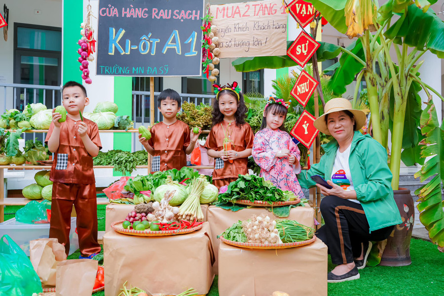 Vẻ đáng yêu, ngộ nghĩnh của trẻ tại Hội chợ Tết 2024 Trường Mầm non Đa Sỹ. Vẻ đáng yêu, ngộ nghĩnh của trẻ tại Hội chợ Tết 2024 Trường Mầm non Đa Sỹ.