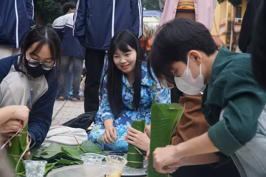 Cô trò Trường THPT Bình Sơn cùng gói bánh chưng Tết tặng trò nghèo.