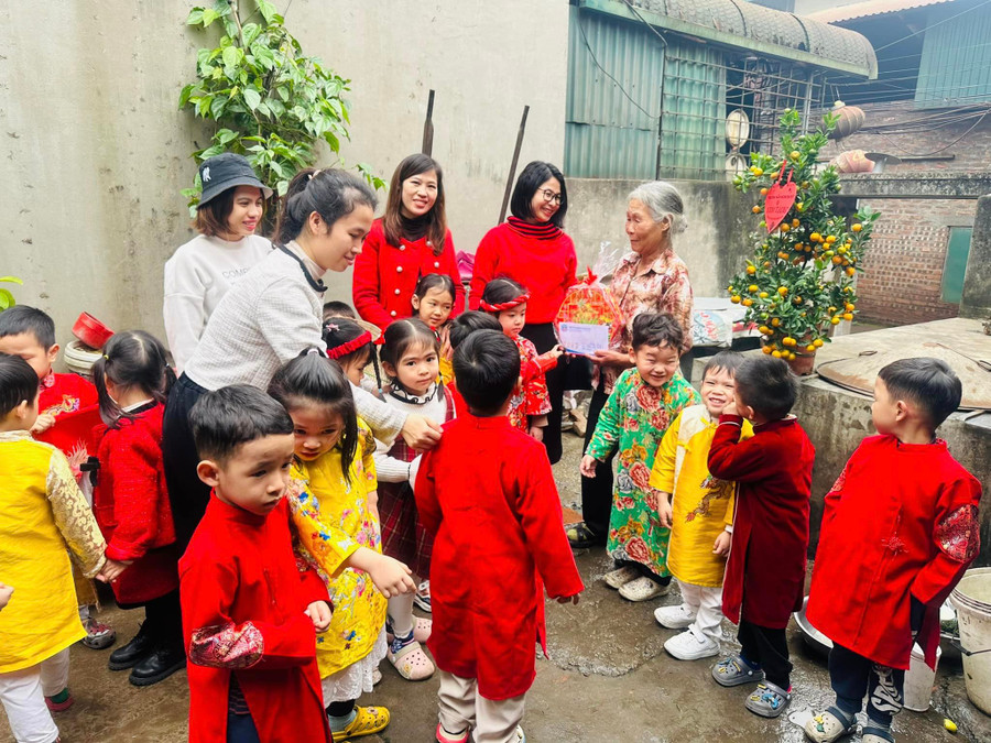 Những suất quà ý nghĩa của cô trò Trường Mầm non Đa Sỹ gửi tới các gia đình khó khăn trên địa bàn. Những suất quà ý nghĩa của cô trò Trường Mầm non Đa Sỹ gửi tới các gia đình khó khăn trên địa bàn.