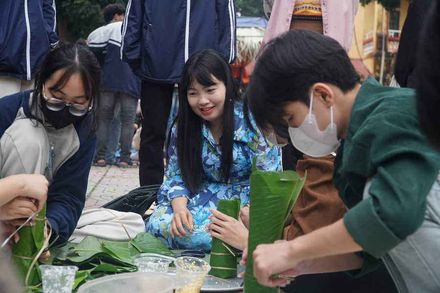 Cô trò Trường THPT Bình Sơn cùng gói bánh chưng Tết tặng trò nghèo. Cô trò Trường THPT Bình Sơn cùng gói bánh chưng Tết tặng trò nghèo.