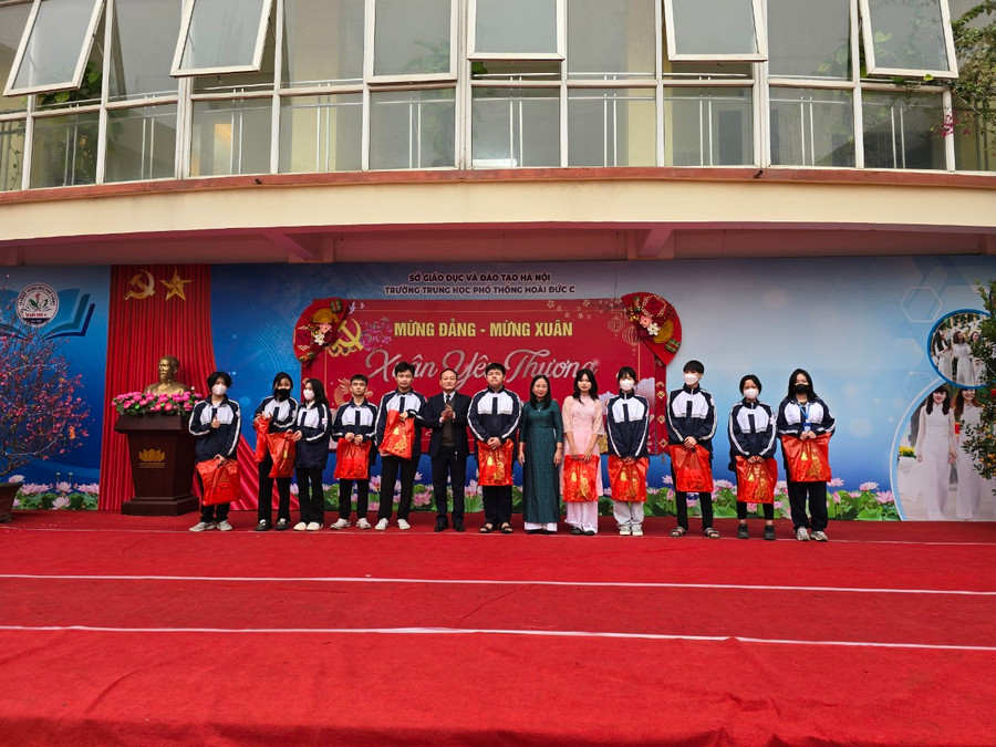 Trường THPT Hoài Đức C tặng quà Tết cho học sinh hoàn cảnh khó khăn. Trường THPT Hoài Đức C tặng quà Tết cho học sinh hoàn cảnh khó khăn.